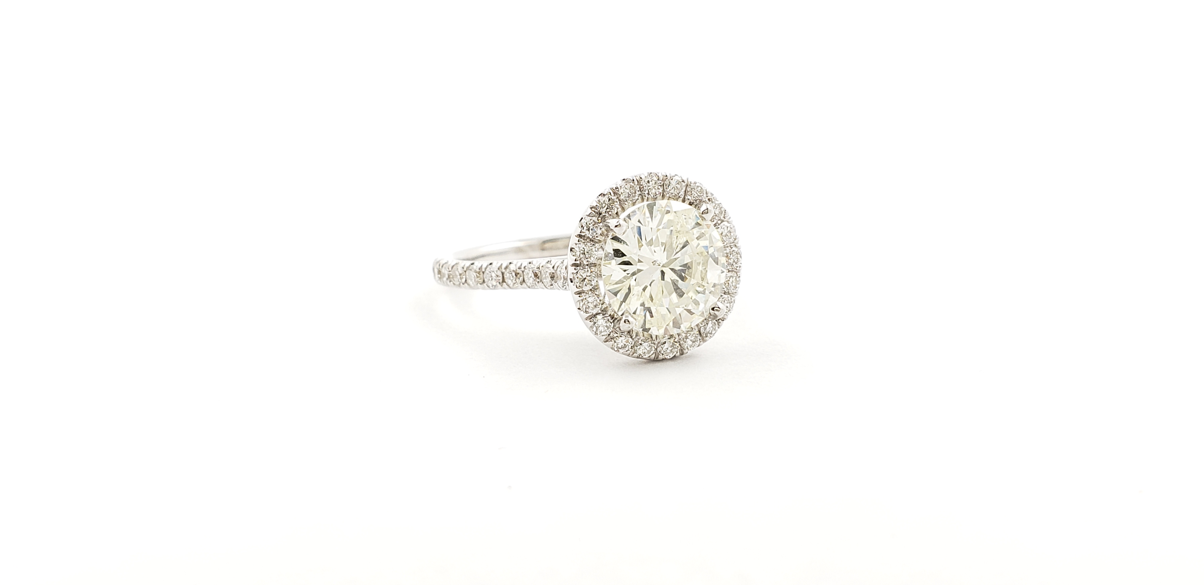 Round Shape Diamond Ring with Halo